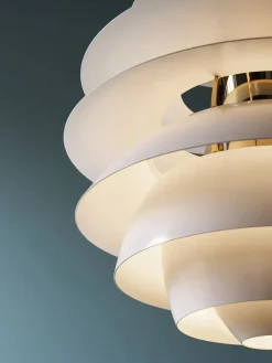 PH Snowball, soft white/brass af Poul Henningsen<Louis Poulsen Outlet