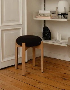 Pioneer Stool, lacquered oak/max 95 fra<Fredericia Furniture Best