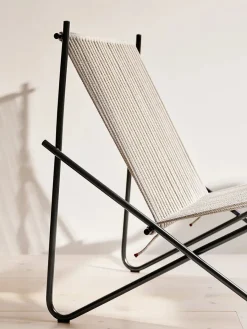 PK4 Loungestol i natur, sort stel af Poul Kjærholm<Fritz Hansen Clearance