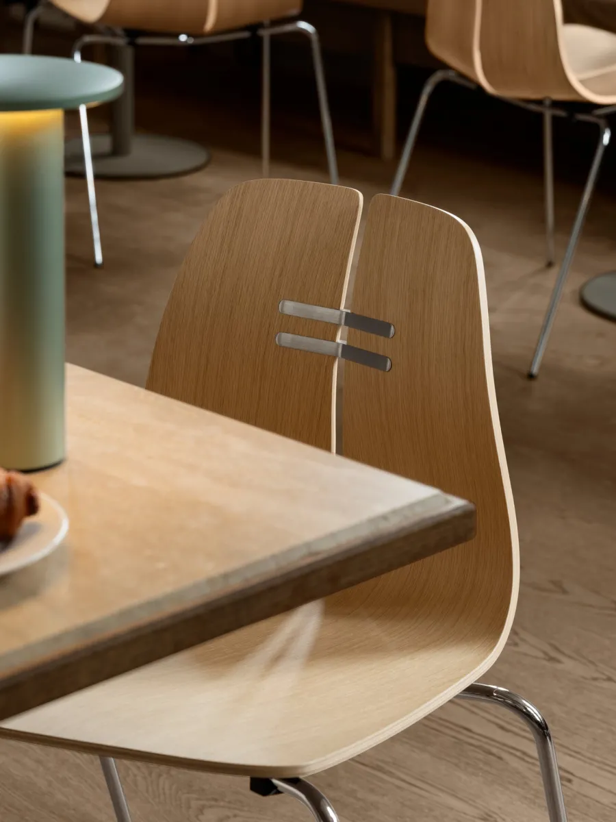 PK3 spisebordsstol, valnød af Poul Kjærholm<Fritz Hansen