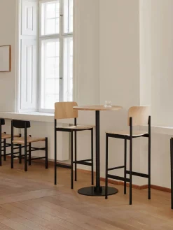 Plan Barstool, eg lak fra<Fredericia Furniture Online