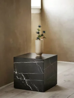 Plinth Cubic Black Nero Marquina marmor fra<Audo Copenhagen Sale