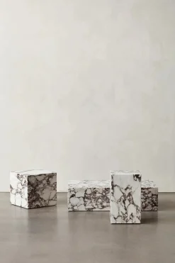 Plinth Cubic Sand Kunis Breccia marmor fra<Audo Copenhagen Online
