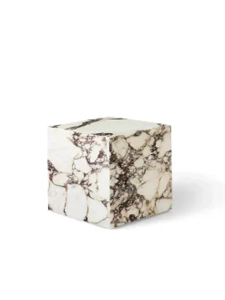Plinth Cubic White Carrara marmor fra<Audo Copenhagen Outlet