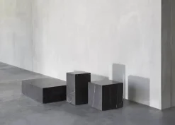 Plinth Low Grey Kendzo marmor fra<Audo Copenhagen