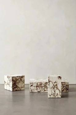 Plinth Low Sand Kunis Breccia marmor fra<Audo Copenhagen Online