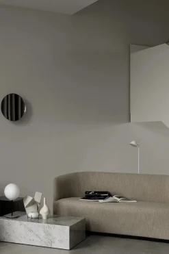 Plinth Low White Carrara marmor fra<Audo Copenhagen Discount