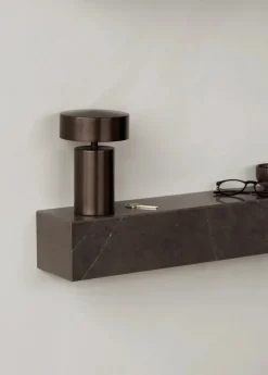 Plinth Shelf Sand Kunis Breccia marmor fra<Audo Copenhagen Sale