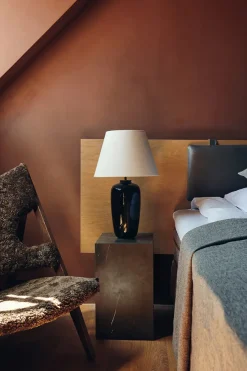 Plinth Tall Sand Kunis Breccia marmor fra<Audo Copenhagen Sale