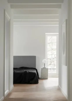 Plinth Tall White Carrara marmor fra<Audo Copenhagen New