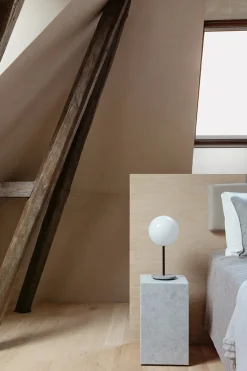 Plinth Tall White Carrara marmor fra<Audo Copenhagen New