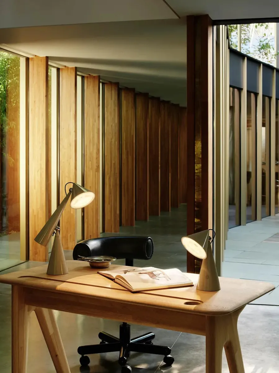 Pose Task LED Bordlampe fra<Tom Dixon Online