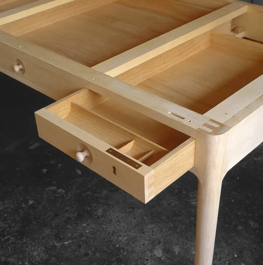 PP305 Skrivebord af Hans J. Wegner<PP Møbler