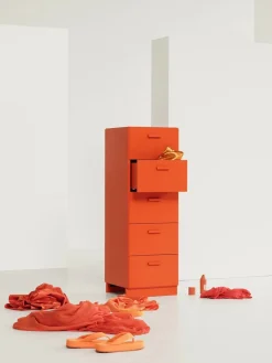 Relief Kommode, bred fra String<String Furniture