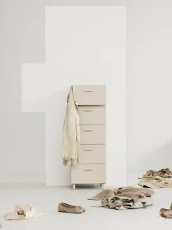 Relief Kommode, lav fra String<String Furniture Outlet