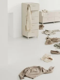 Relief Kommode, lav fra String<String Furniture Outlet