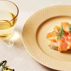 Rhombe tallerken, sand Ø27 cm fra<Lyngby Porcelæn Hot