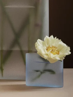 Ridge Vase, light blue frosted glass fra<Muuto Best