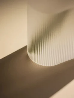 Ridge Vase, white frosted glass fra<Muuto Best