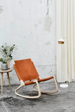 Rocker gyngestol, mat lakeret eg med whisky farvet læder fra<Mater Best