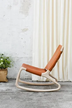 Rocker gyngestol, mat lakeret eg med whisky farvet læder fra<Mater Best