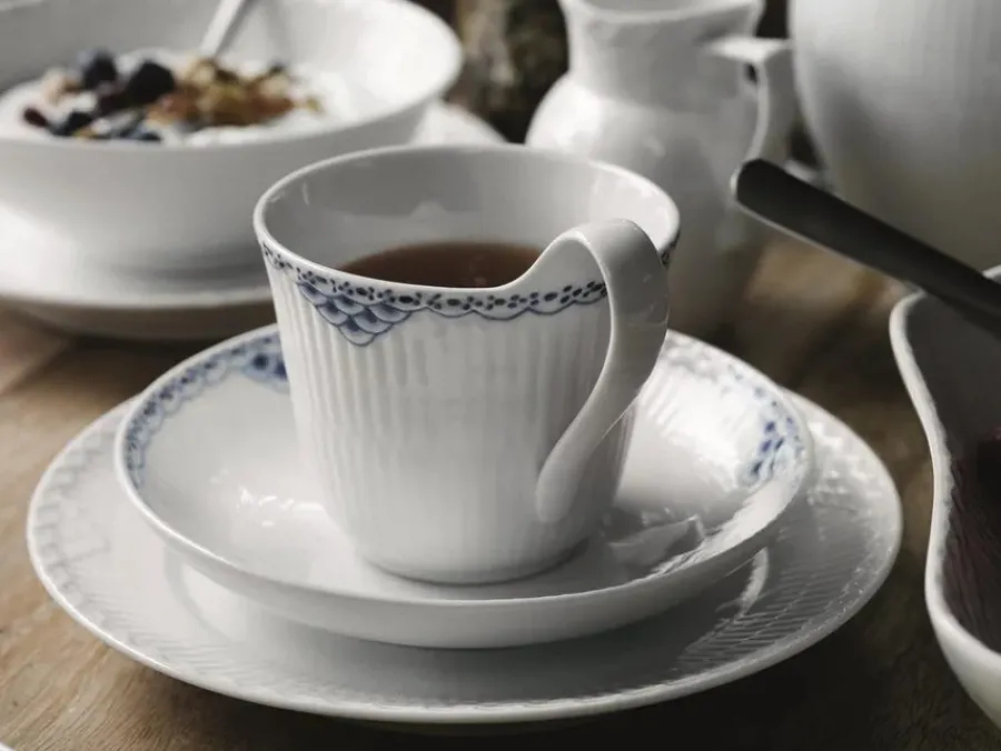 Hvid Halvblonde, højhankskop med underkop 25 cl<Royal Copenhagen Hot