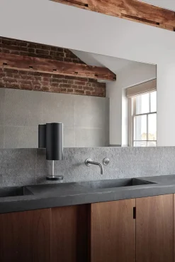 Sensorstyret håndsprit- og sæbedispenser, vægmonteret i sort fra<VOLA Online