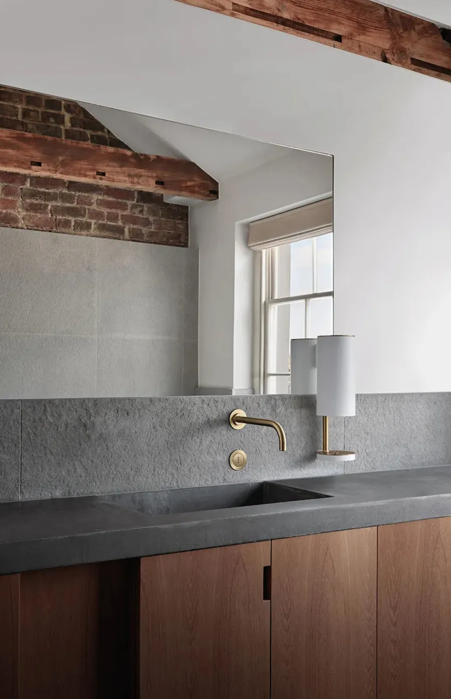 Sensorstyret håndsprit- og sæbedispenser, vægmonteret i hvid fra<VOLA Best