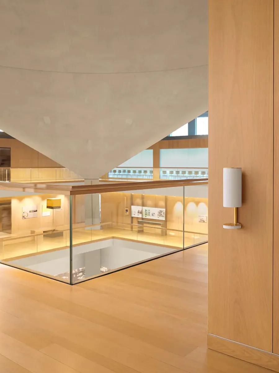 Sensorstyret håndsprit- og sæbedispenser, vægmonteret i hvid fra<VOLA Best