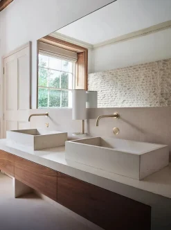 Sensorstyret håndsprit- og sæbedispenser, vægmonteret i hvid fra<VOLA Best