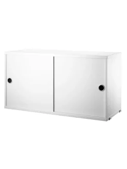 Skab m. Skydelåger fra String<String Furniture Outlet