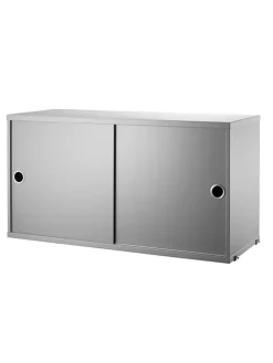 Skab m. Skydelåger fra String<String Furniture Outlet