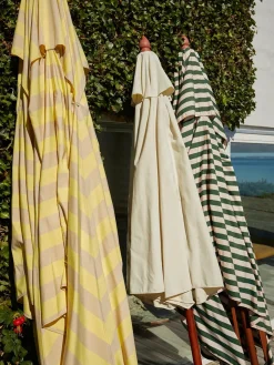 Skagerak Messina Parasol Ø300, Light Apricot/Dark Green Stripes fra<Fritz Hansen