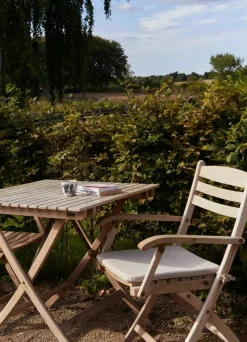 Skagerak Selandia Sæt, 2 armstole og bord 75 fra<Fritz Hansen Online