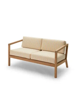Skagerak Virkelyst 2 pers. Sofa, Golden Yellow Stripe fra<Fritz Hansen Outlet