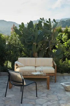 Skagerak Virkelyst 2 pers. Sofa, Golden Yellow Stripe fra<Fritz Hansen Outlet