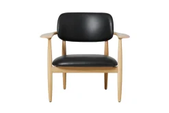 Slow lounge chair med armlæn fra i egetræ og sort læder<Stellar Works New