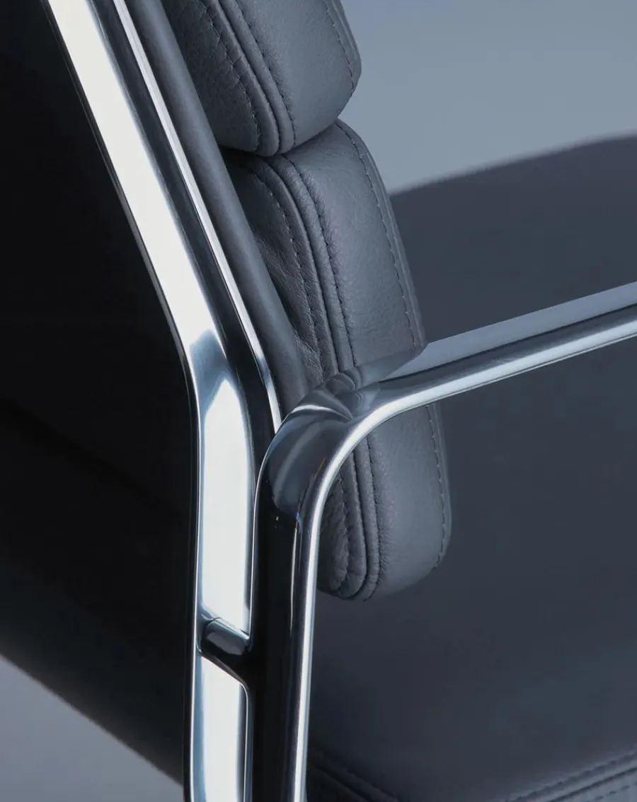 Soft Pad Chair EA 217 Kontorstol, cognac læder/krom stel fra<Vitra Outlet