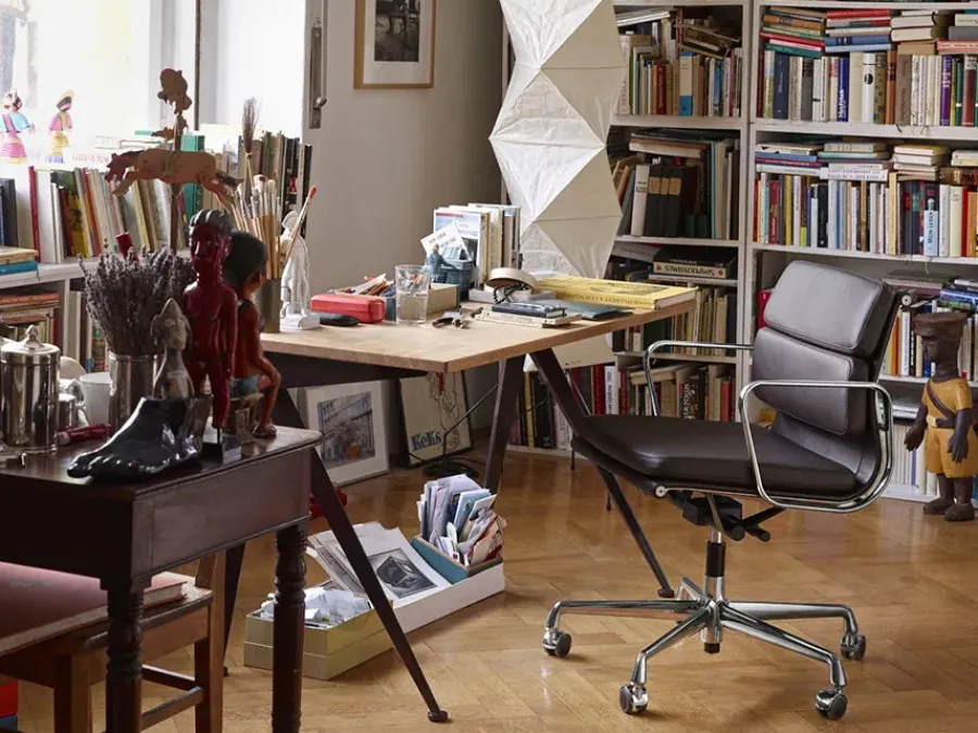 Soft Pad Chair EA 217 Kontorstol, sort læder/krom stel fra<Vitra