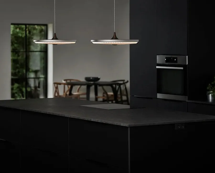 Soleil pendel medium, lys eg, plast skærm fra<Le Klint New