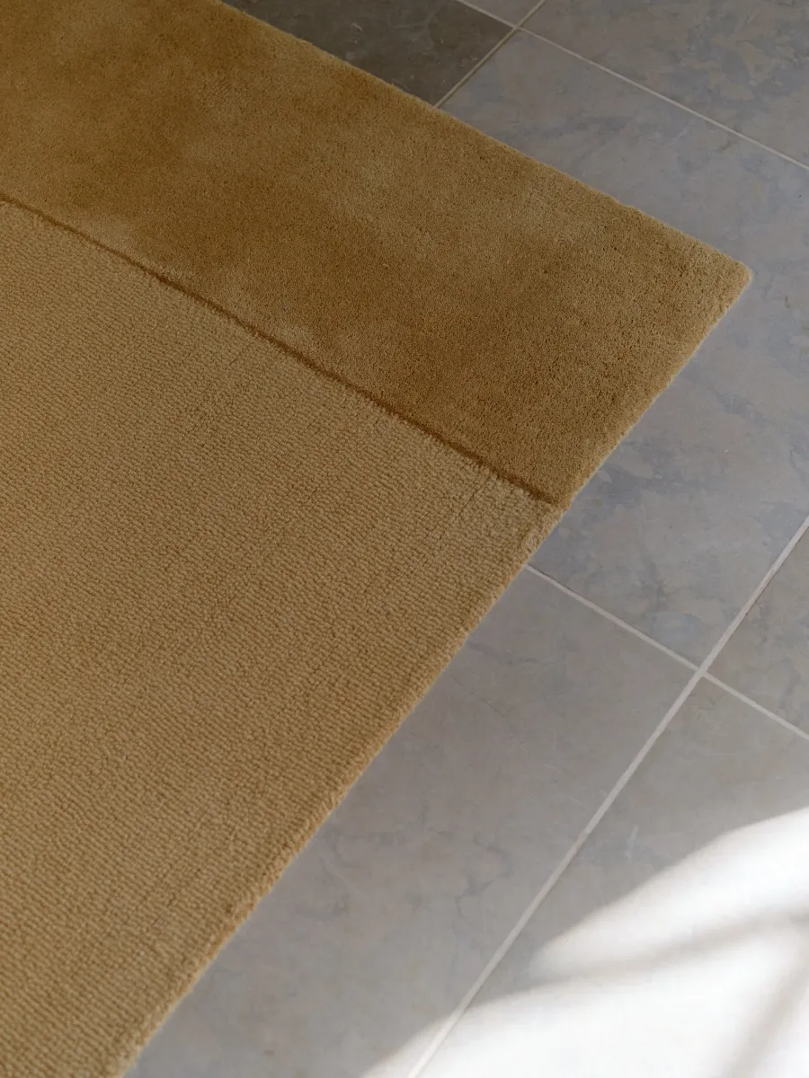 Split Plains Tæppe, Mustard fra<Linie Design Online