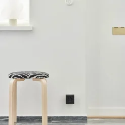 Square 2 Stikdåse med USB, sort fra<Avolt Hot