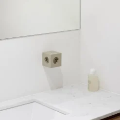 Square 2 Stikdåse med USB, sort fra<Avolt Hot