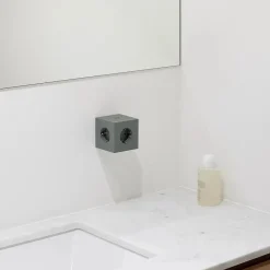 Square 2 Stikdåse med USB, sort fra<Avolt Hot