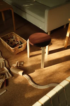 Stool 60, lakeret birk fra<Artek Outlet