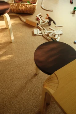 Stool 60, lakeret birk fra<Artek Outlet