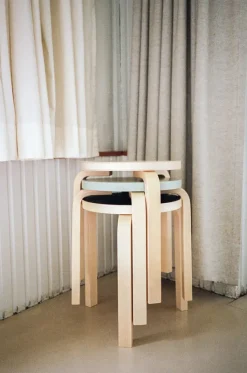 Stool E60, sortlakeret fra<Artek Online