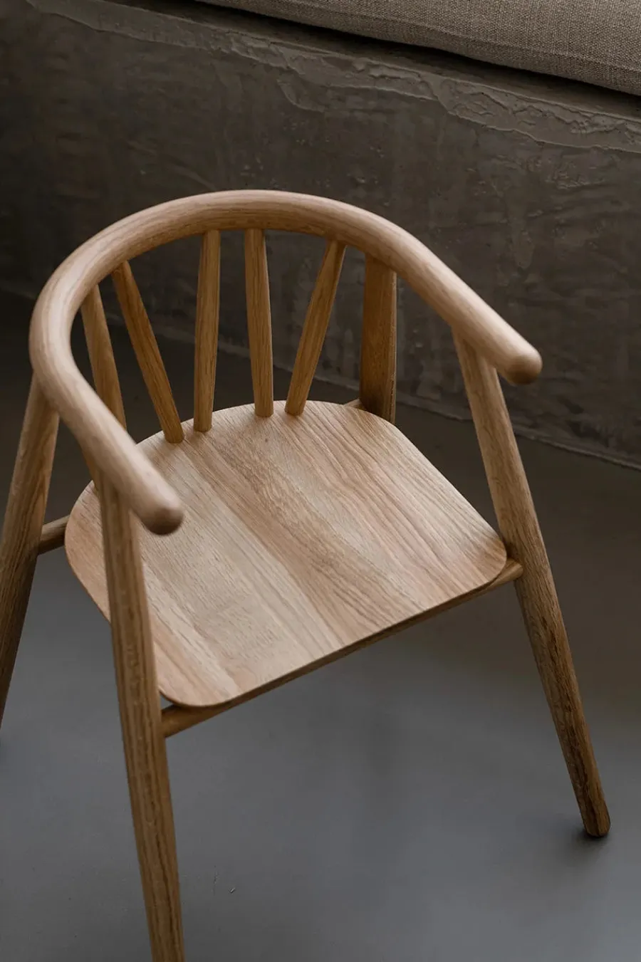 Storm Børnestol, sortlakeret eg fra<Oaklings Outlet