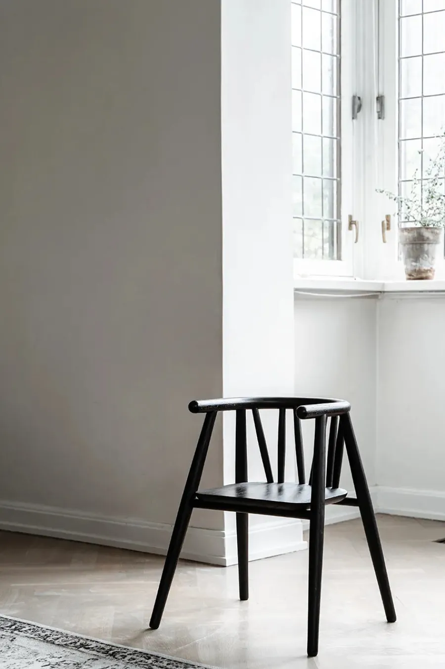 Storm Børnestol, sortlakeret eg fra<Oaklings Outlet