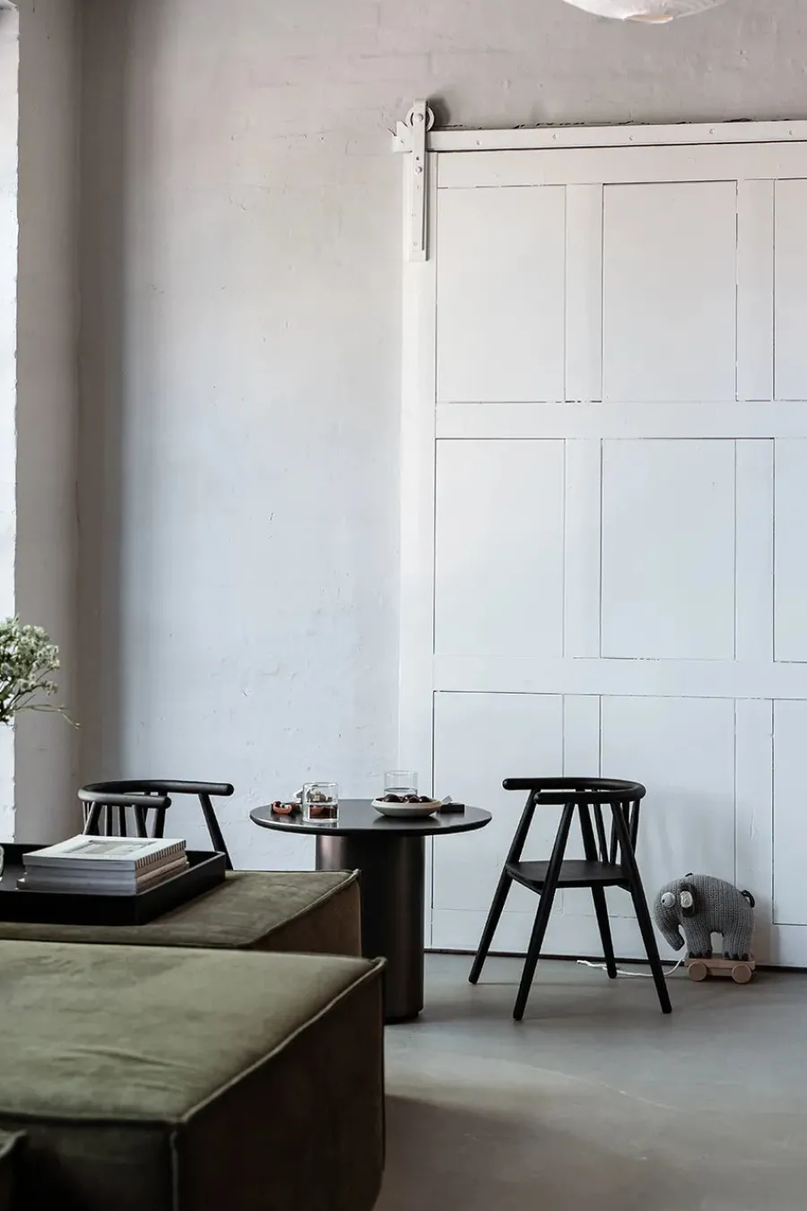 Storm Børnestol, sortlakeret eg fra<Oaklings Outlet